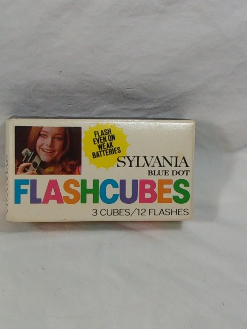VINTAGE SYLVANIA BLUE DOT FLASHCUBES 3 CUBES/12 FLASHES